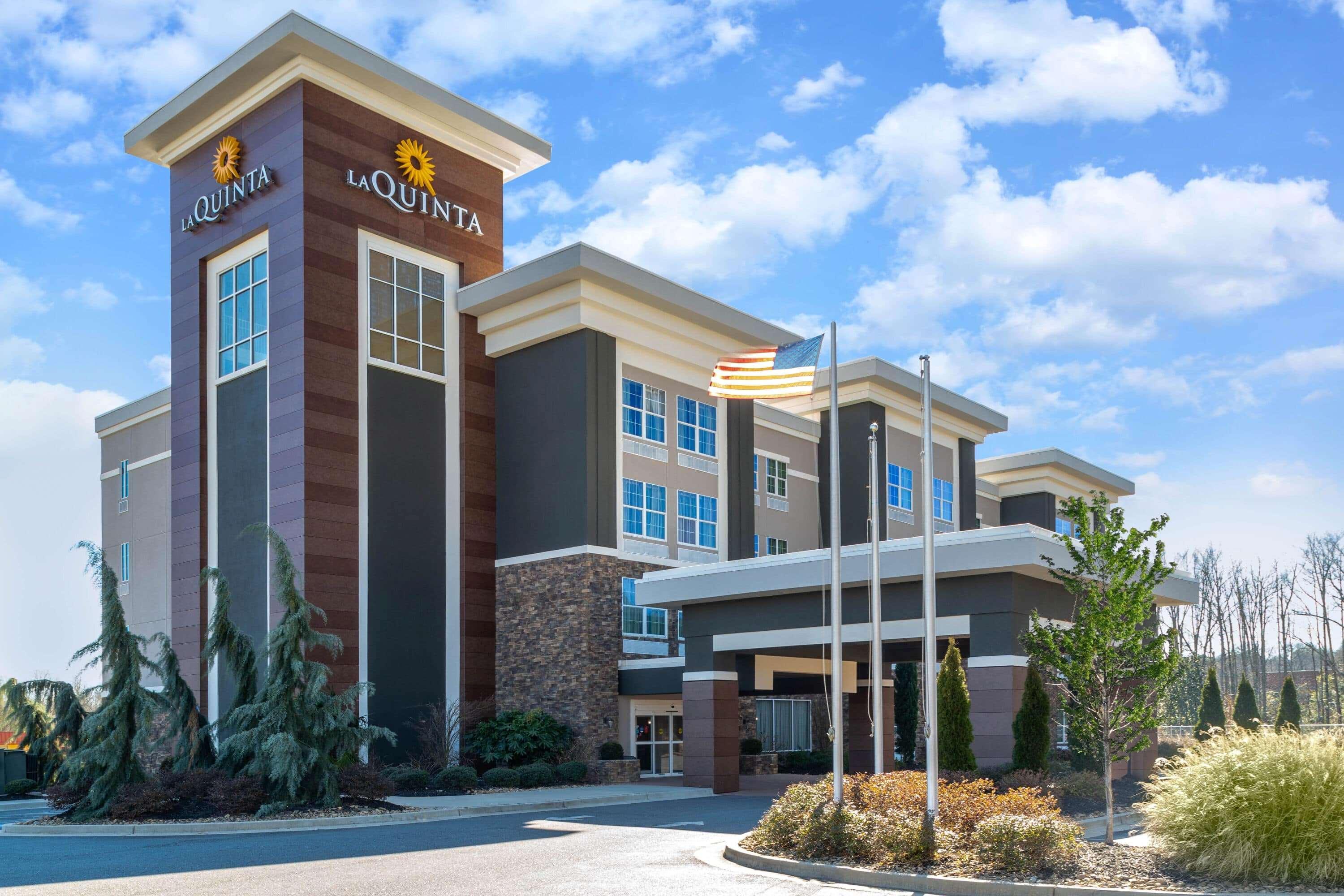 La Quinta By Wyndham Forsyth Hotel Exterior photo