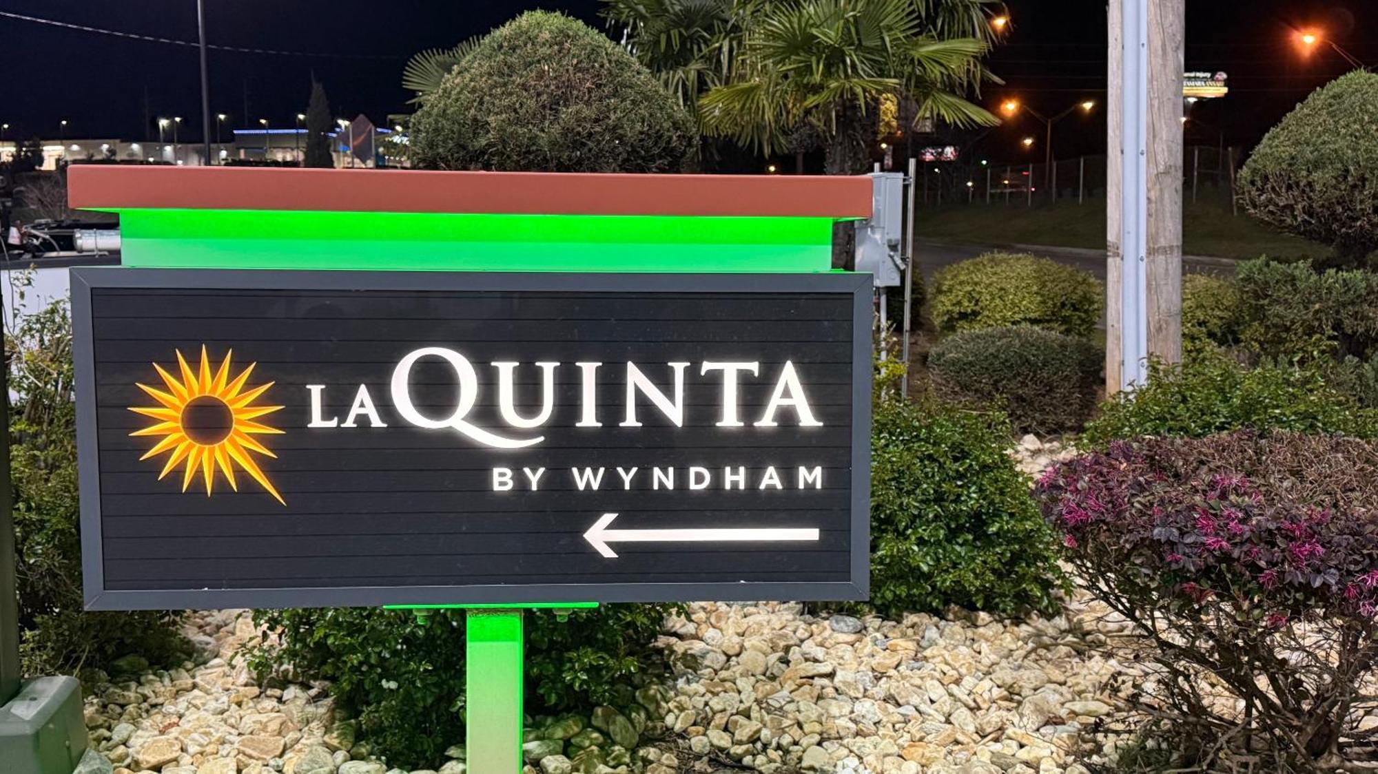 La Quinta By Wyndham Forsyth Hotel Exterior photo